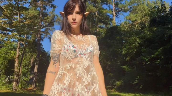 面容精致,极品身材的主播【Frankiebunny】更新福利第八部,COS精灵户外露出